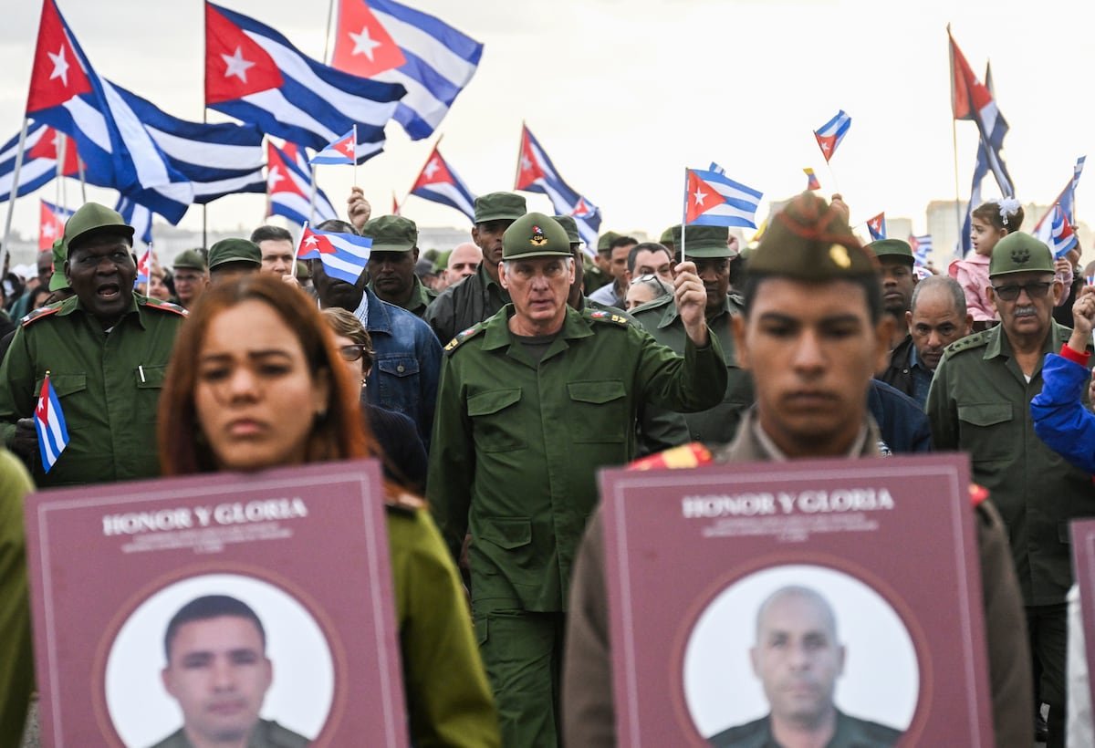 El Gobierno de Cuba exhibe su poder de movilización ante la embajada de Estados Unidos en La Habana