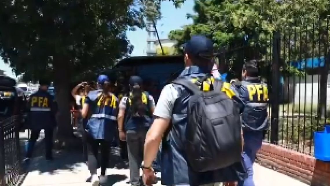 El ‘ICE de Milei’ arrancó tibio en Villa Celina: “Detectamos 16 extranjeros en situación irregular”