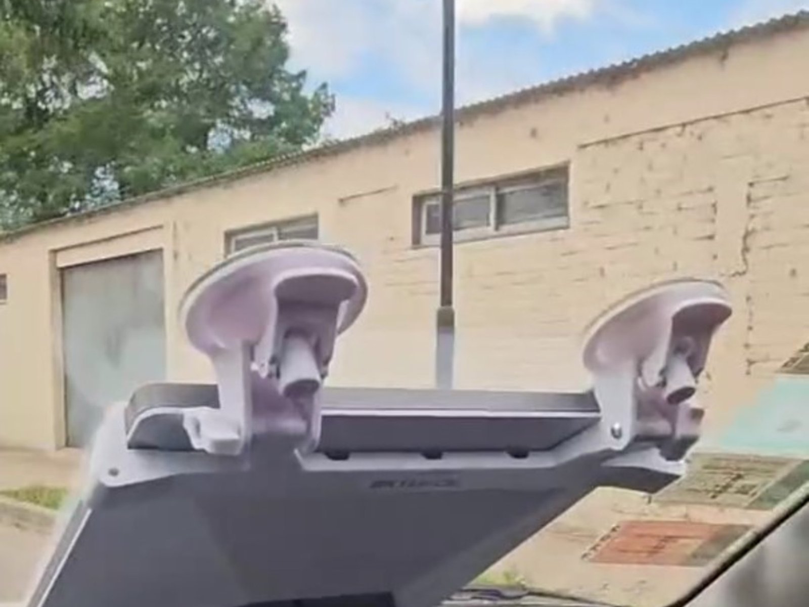 El curioso dispositivo que se empezó a ver en los autos y por qué está prohibido