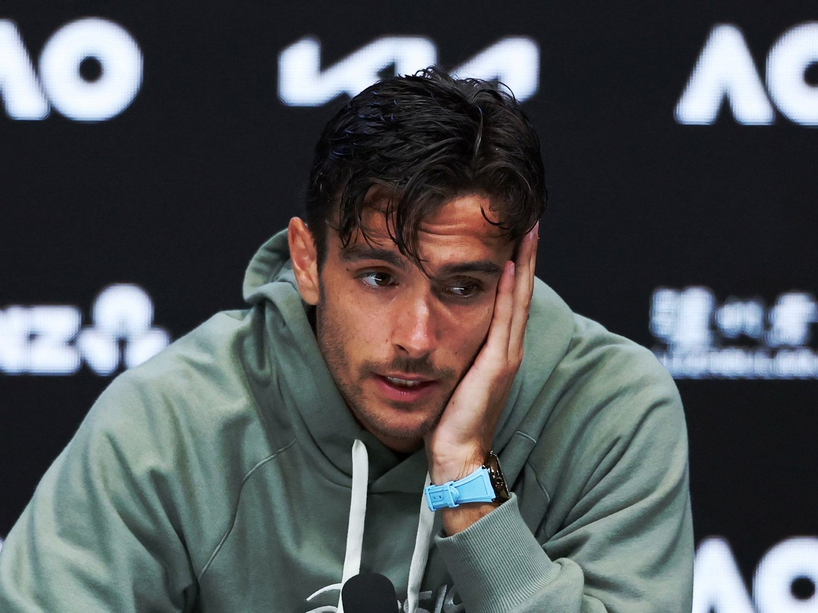 El dolor de Lorenzo Musetti tras la lesión cuando le ganaba a Djokovic en Australia y se sufre en Buenos Aires: “No tengo palabras”