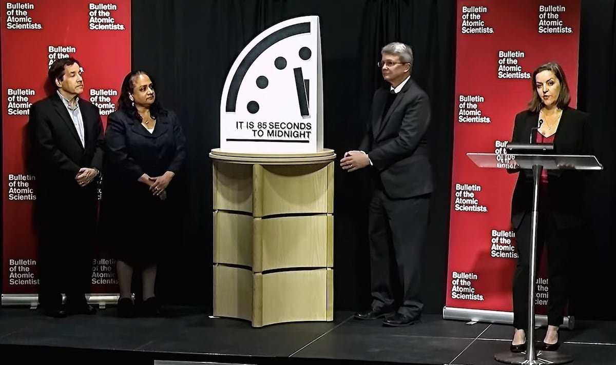 El fin del mundo, más cerca que nunca: los científicos atómicos sitúan el reloj del apocalipsis a solo 85 segundos de la medianoche | Ciencia