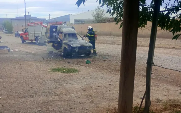 El fuego destruyó casi completamente un utilitario en la zona oeste de Trelew y ahora investigan si el incendio fue intencional 