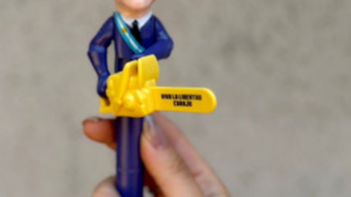 El merchandising de Milei llegó al Congreso con una la lapicera con motosierra y frases icónicas