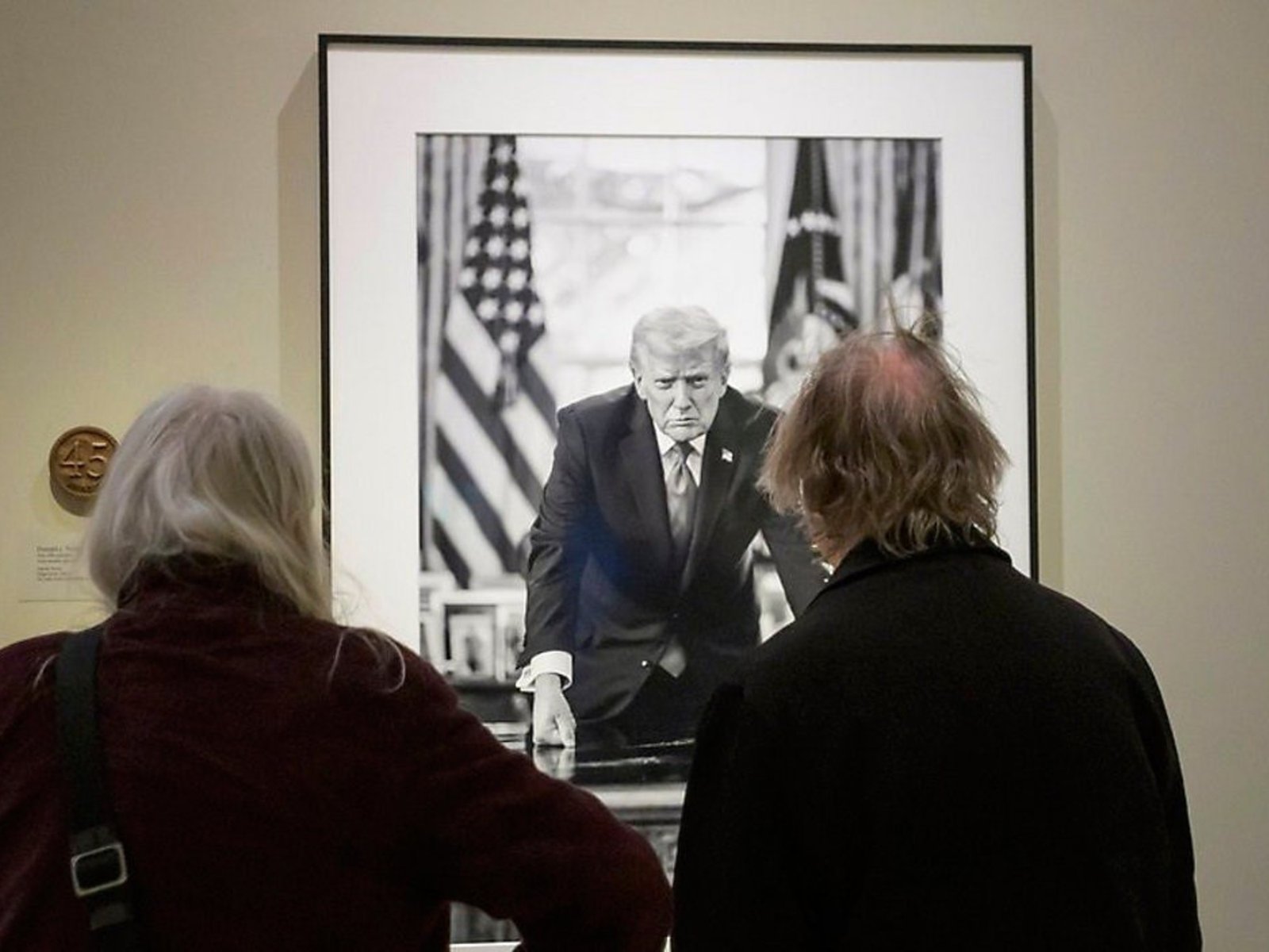 El retrato de Trump en la Galería Nacional fue modificado y ya no menciona los juicios políticos