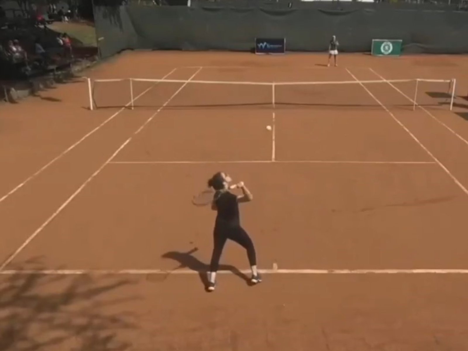 El viral papelón del mundo del tenis: una mujer jugó un partido profesional sin ni siquiera saber agarrar la raqueta :: Olé