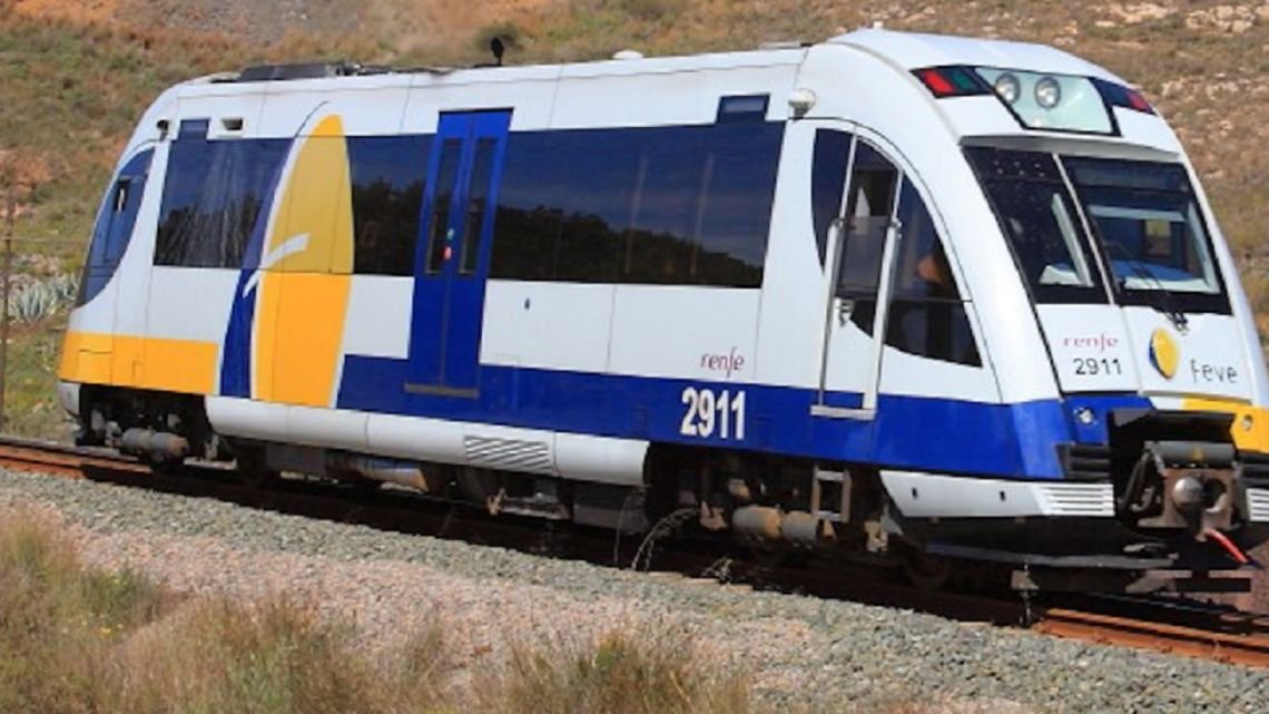 En España, un tren chocó contra una grúa en Alumbres, Murcia: hay heridos