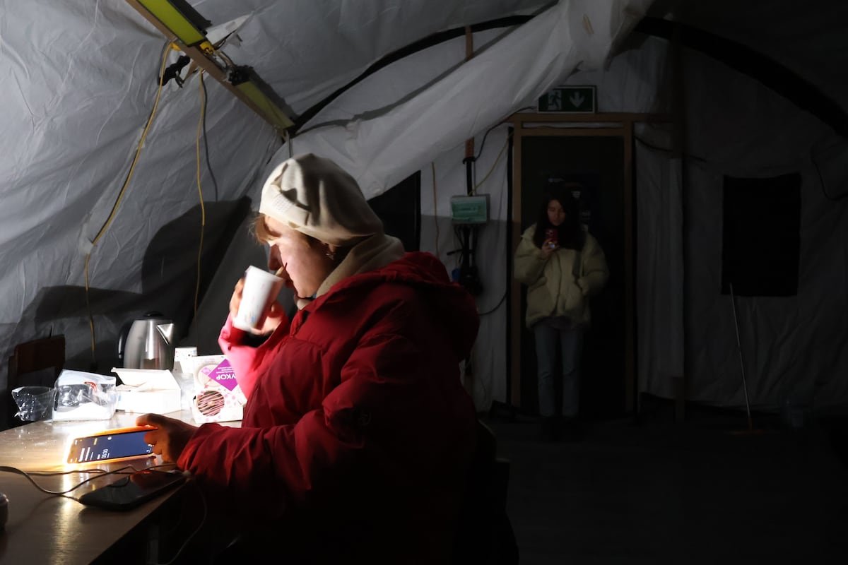 En la zona cero de los bombardeos rusos contra Ucrania: dos semanas sin calefacción ni agua ni luz a -20º | Internacional