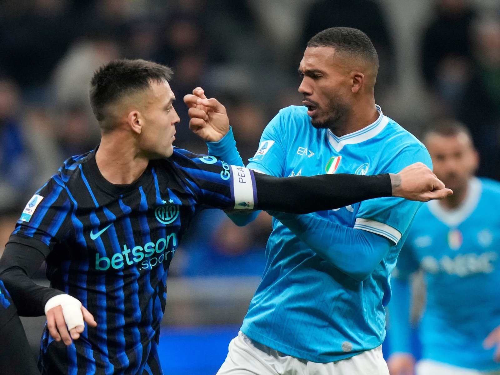 En un partidazo, al Inter de Lautaro se le escapó al final con el Napoli pero sigue puntero de la Serie A