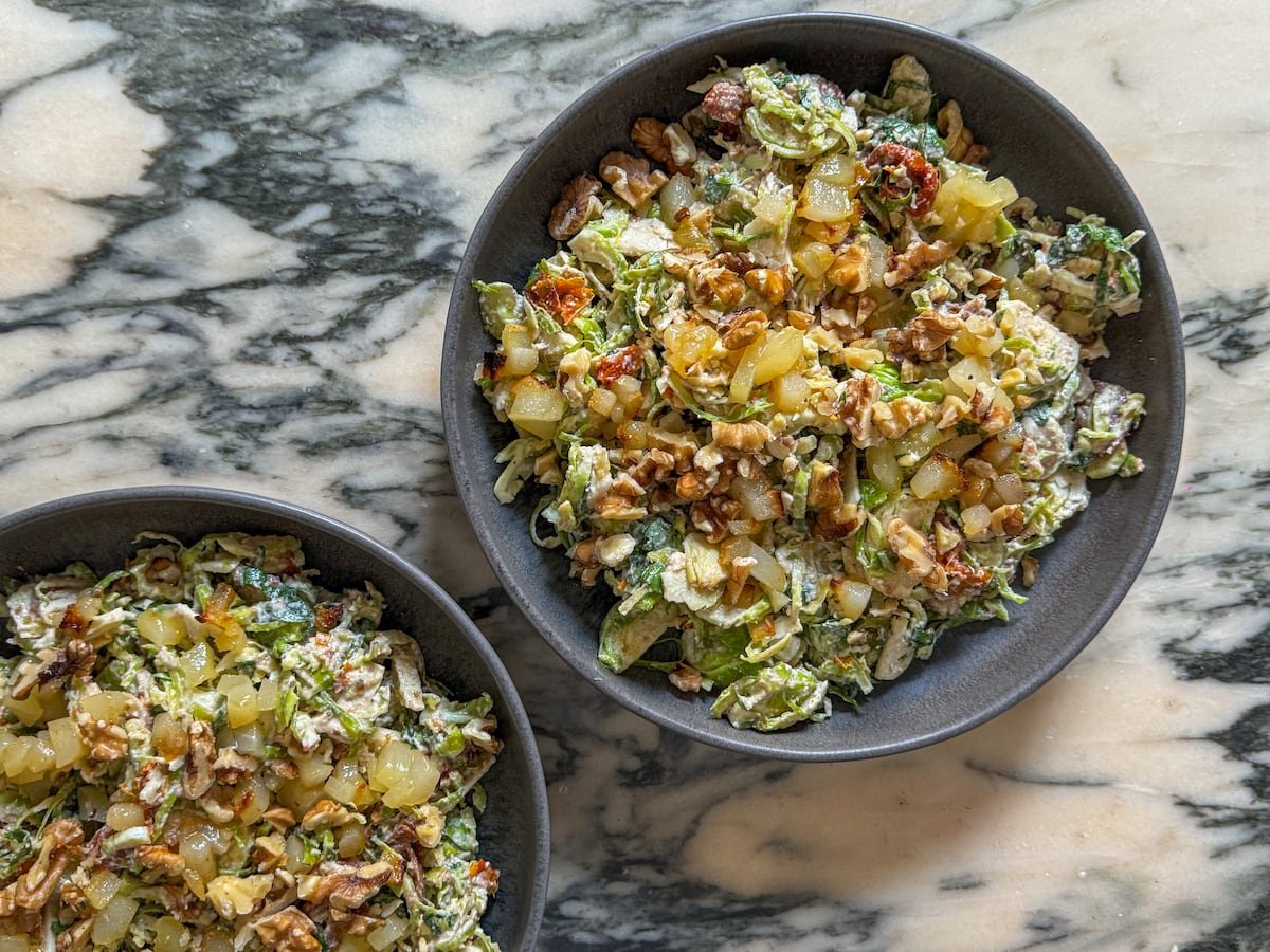 Ensalada de coles de Bruselas y rúcula con peras asadas, queso y nueces | El Comidista | Gastronomía