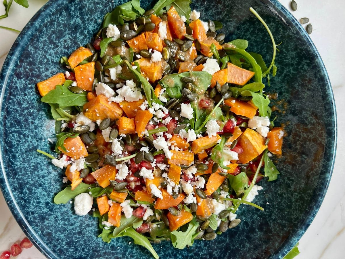 Ensalada templada de rúcula, boniato asado, feta y vinagreta de tahini | El Comidista | Gastronomía