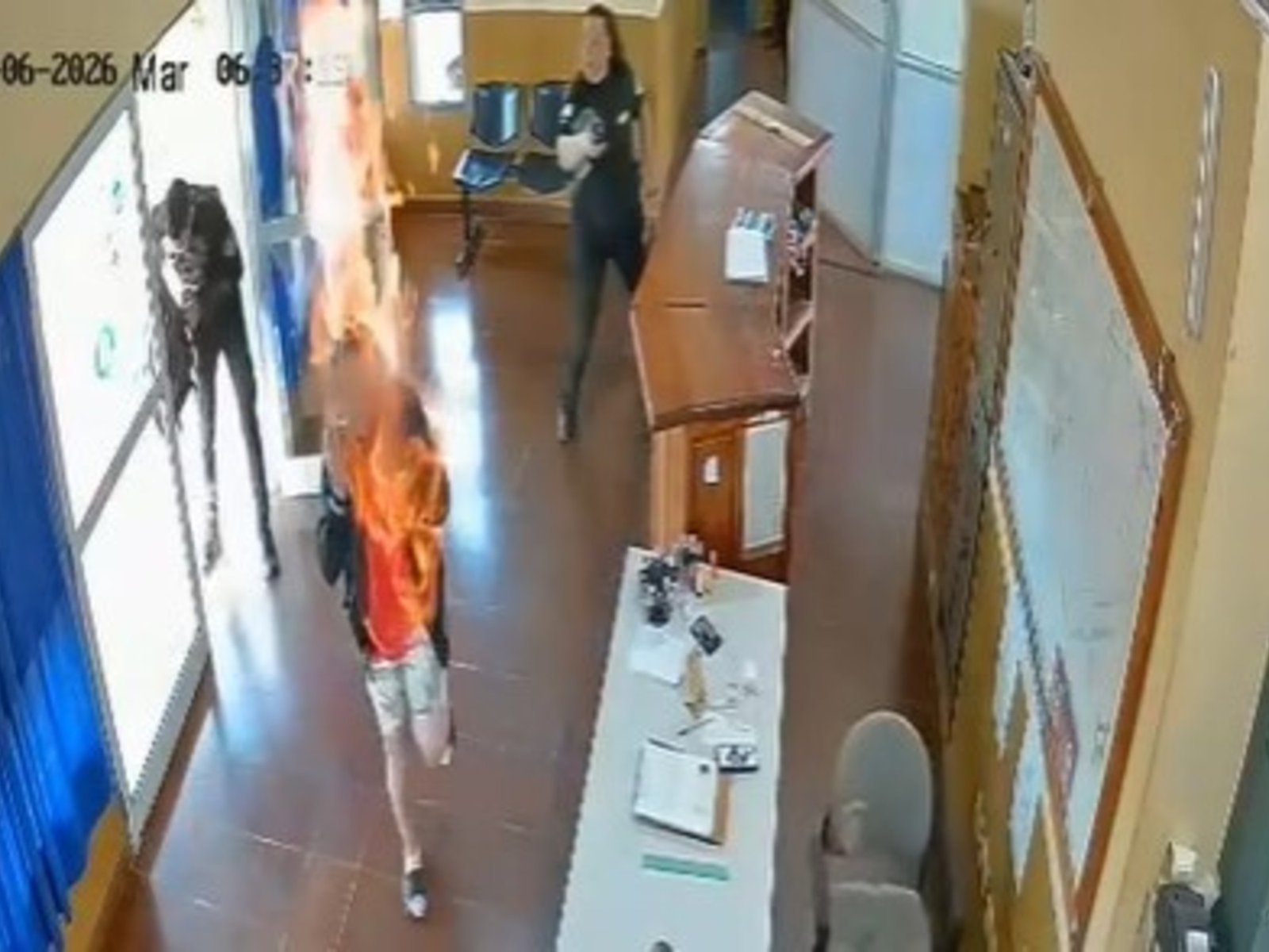 Entró a una comisaría y se prendió fuego ante la desesperación de los policías: “¡No, doña!”