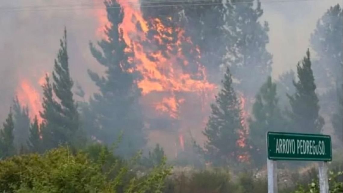 Epuyén declara catástrofe por incendios que ya arrasaron más de 12 mil hectáreas