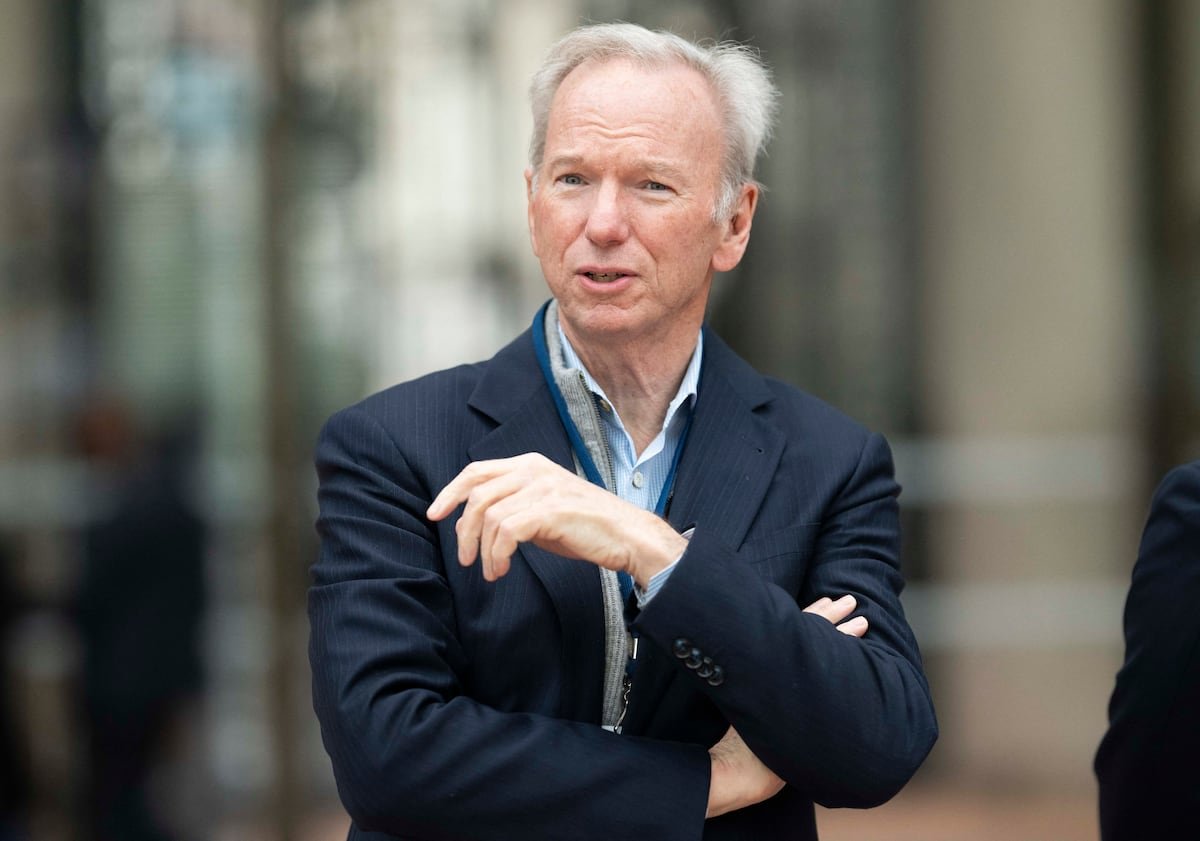 Eric Schmidt: “Europa no tiene una estrategia de IA. Si no invierte mucho, acabará usando modelos chinos” | Economía