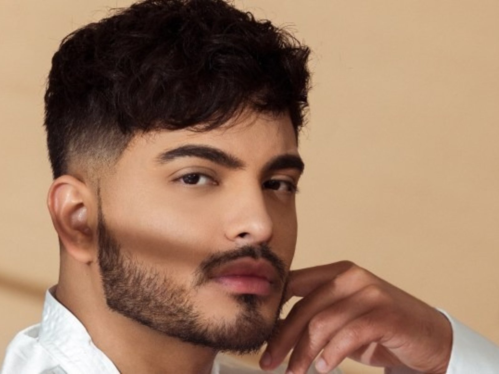 Es músico, está primero en los rankings, pero no existe: es un invento de la IA