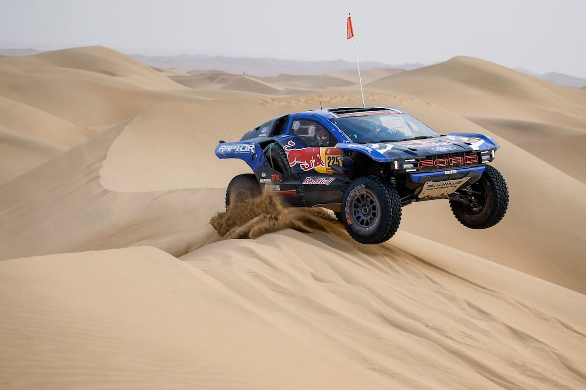 Etapa 10 del Dakar | Nani Roma cede el liderato y Carlos Sainz y Daniel Sanders pierden la carrera en las dunas | Deportes