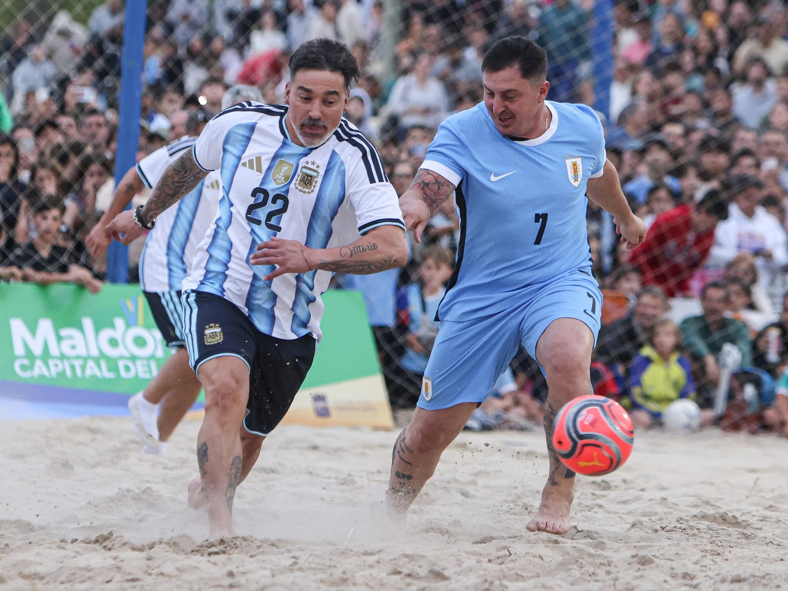 Ezequiel Pocho Lavezzi enfrenta una millonaria demanda de su ex asistente personal