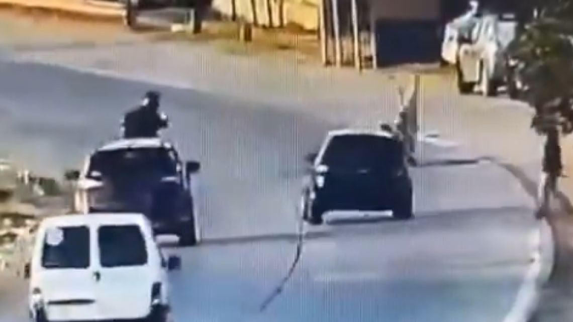 Imágenes sensibles: quiso robar en pleno Acceso Sudeste, tiene múltiples fracturas y está muy grave