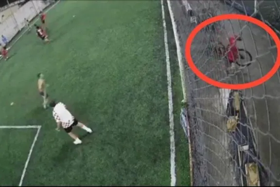 Interrumpieron un partido de fútbol para atrapar a un ladrón