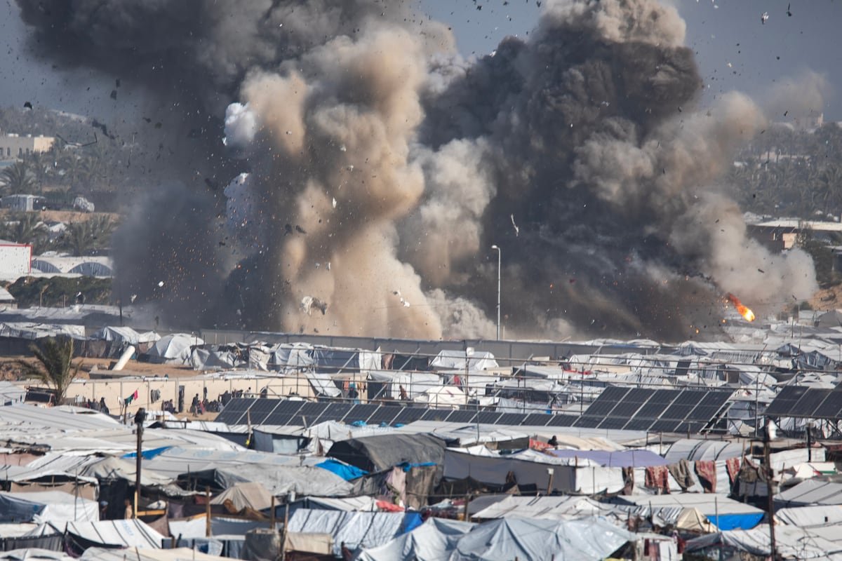 Israel mata al menos a 26 personas, seis de ellas niños, en bombardeos en Gaza contra edificios y tiendas de campaña de desplazados | Internacional