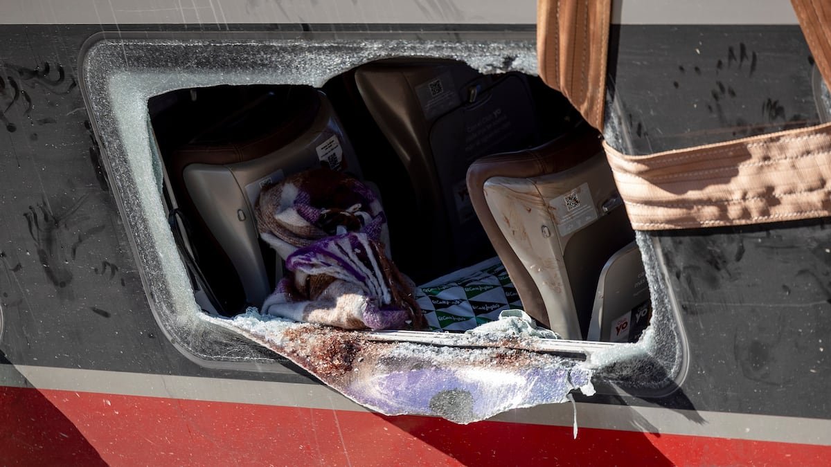 La interventora del Alvia: “Es un golpe superimportante. He perdido el conocimiento”; Renfe: “No te preocupes, te voy a mandar sanitarios” | España