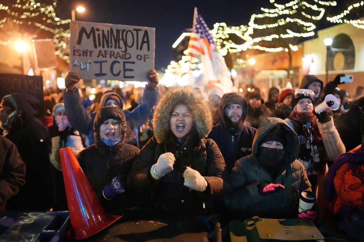 La muerte a tiros de un manifestante a manos de la policía migratoria de Trump inflama la tensión en Minneapolis | Inmigración en Estados Unidos