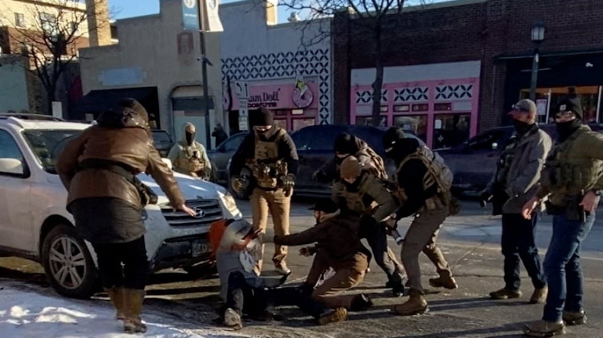 La muerte de Alex Pretti agrieta la alianza entre los defensores de las armas y Trump | Inmigración en Estados Unidos