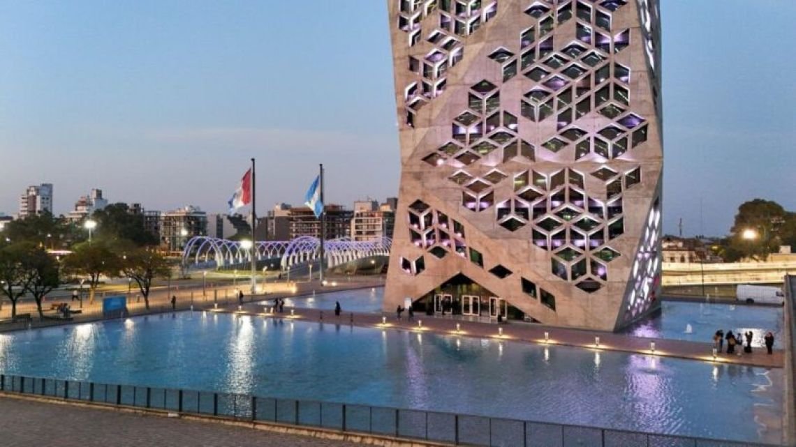 Llaryora prorrogó la rebaja salarial del gabinete provincial hasta fines de 2026