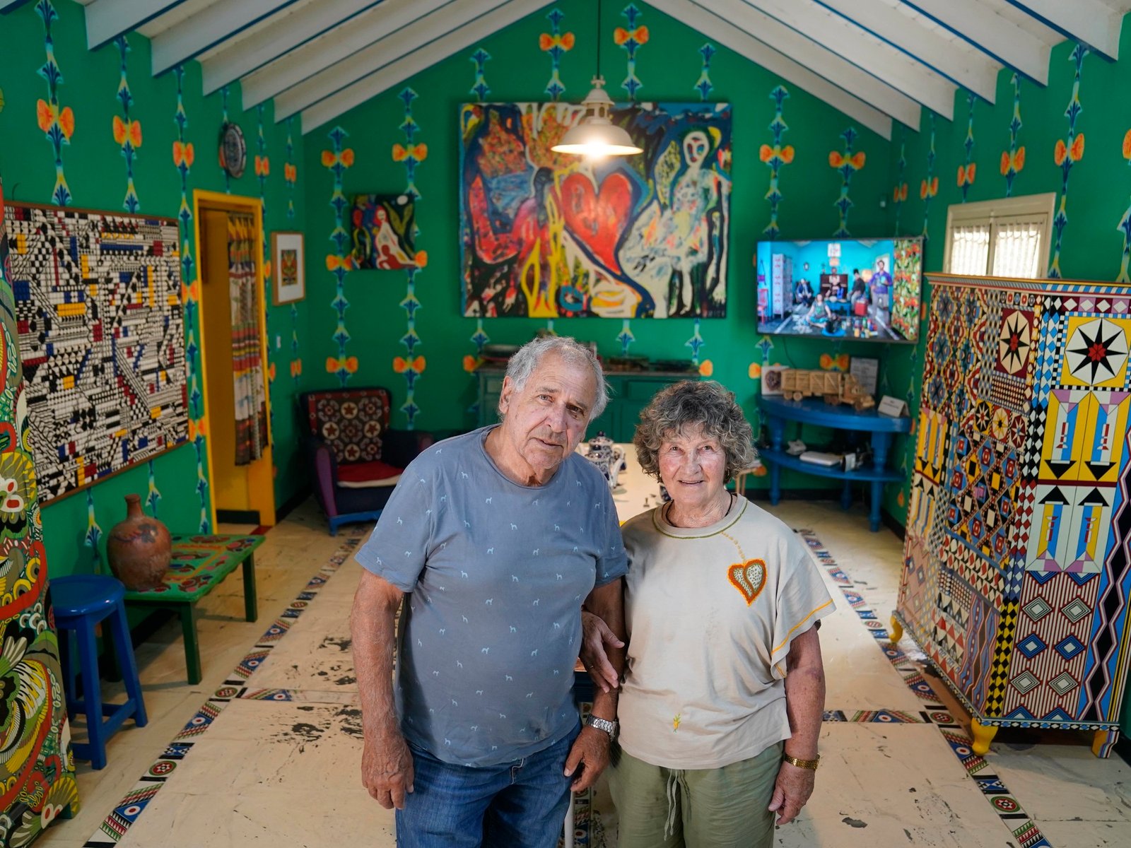 Llevan más de medio siglo juntos, convirtieron su casa en una obra de arte y la abren a los vecinos