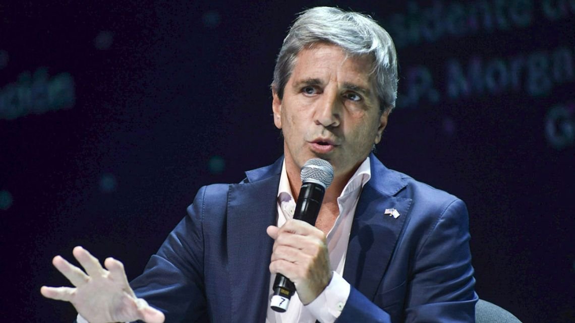 Luis Caputo salió a defender el préstamo por US$3.000 millones con críticas a la oposición: “Kukitas queridos, deuda tomaban ustedes”