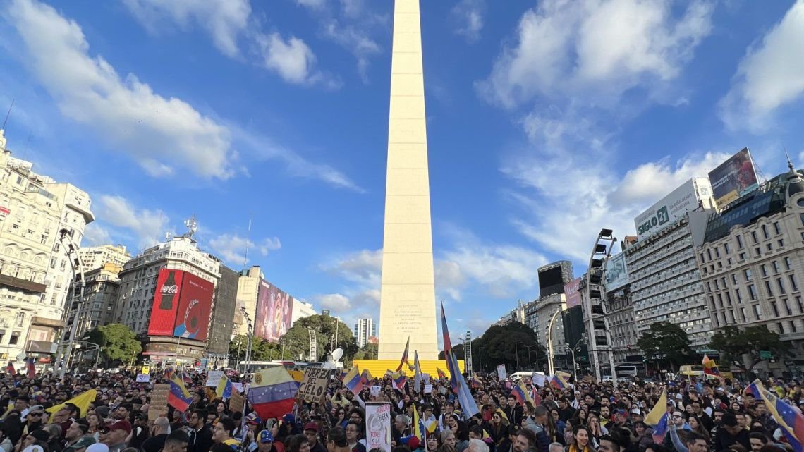 Miles de venezolanos festejan en el Obelisco la captura de Nicolás Maduro: “Venezuela libre”