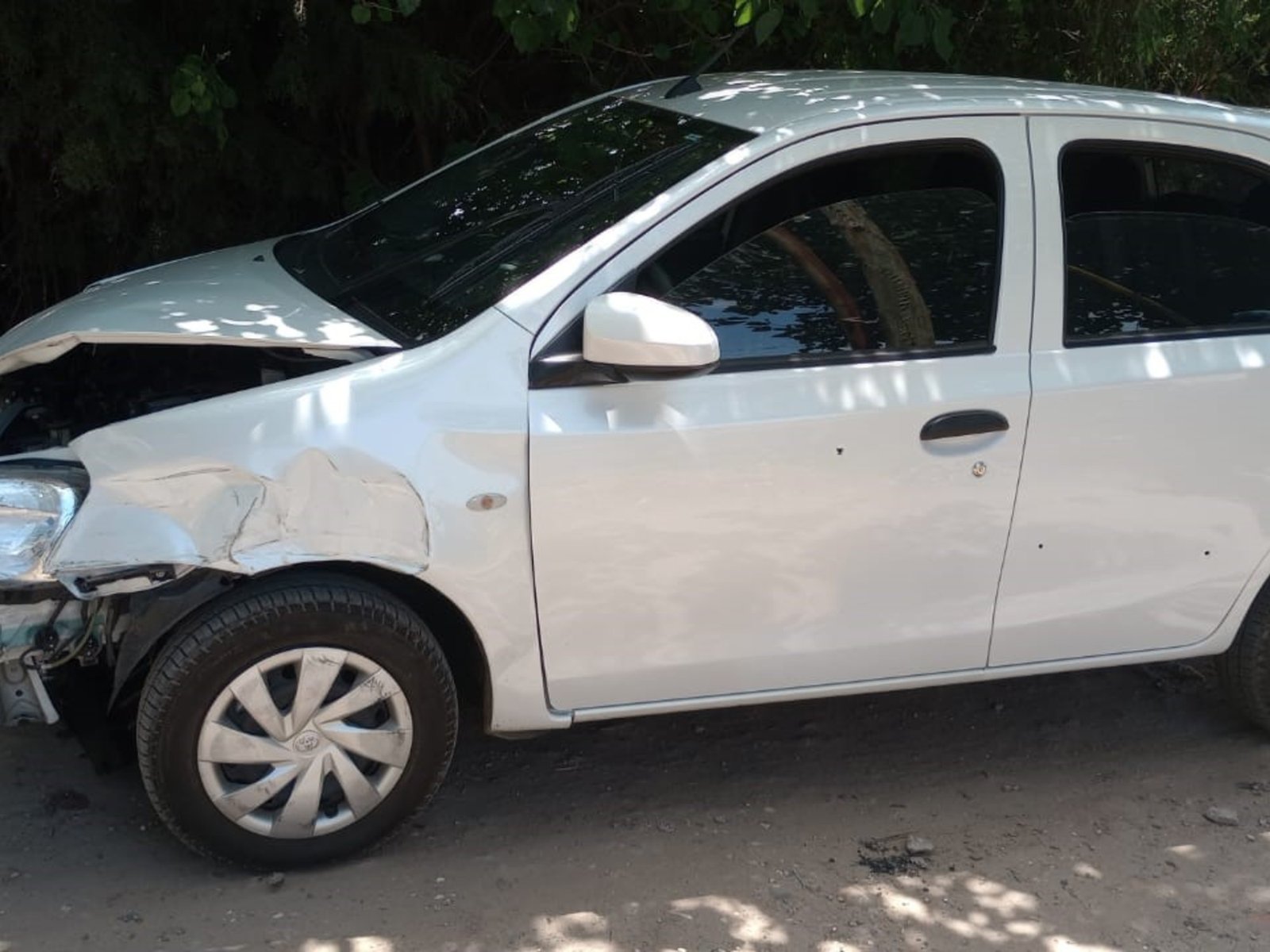 Persecución, vuelco y enfrentamiento a balazos en el medio de la calle tras el robo de un auto en Merlo