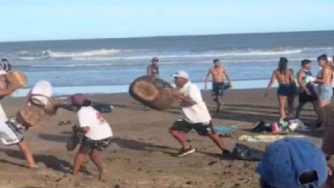 Piñas, canastos y turistas en fuga: violenta pelea entre churreros alteró una playa de Mar Azul