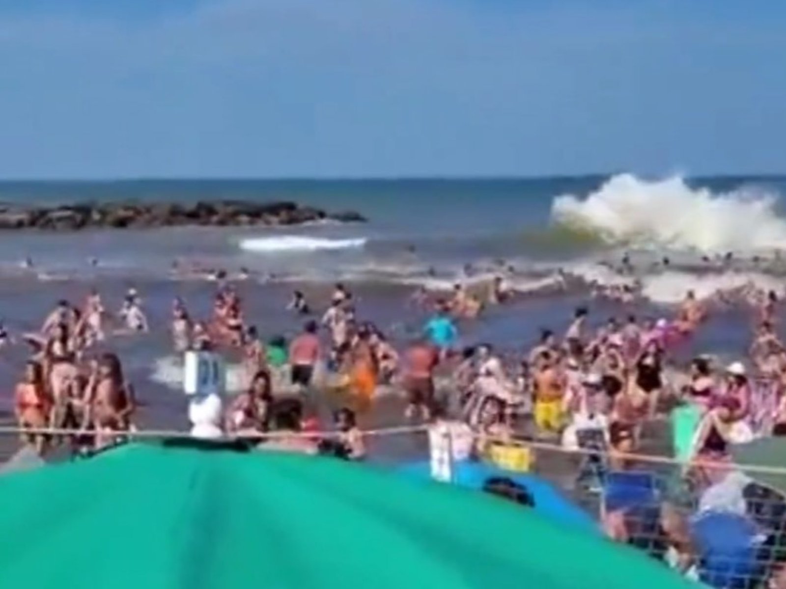 Qué es una virazón, el fenómeno que generó una ola gigante que mató a un turista en Santa Clara del Mar