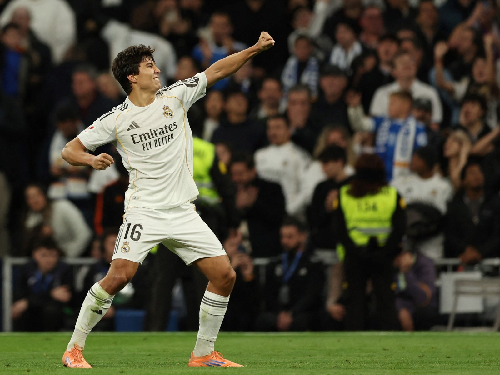 Real Madrid goleó a Betis con un triplete espectacular de Gonzalo García y con un buen regreso de Mastantuono