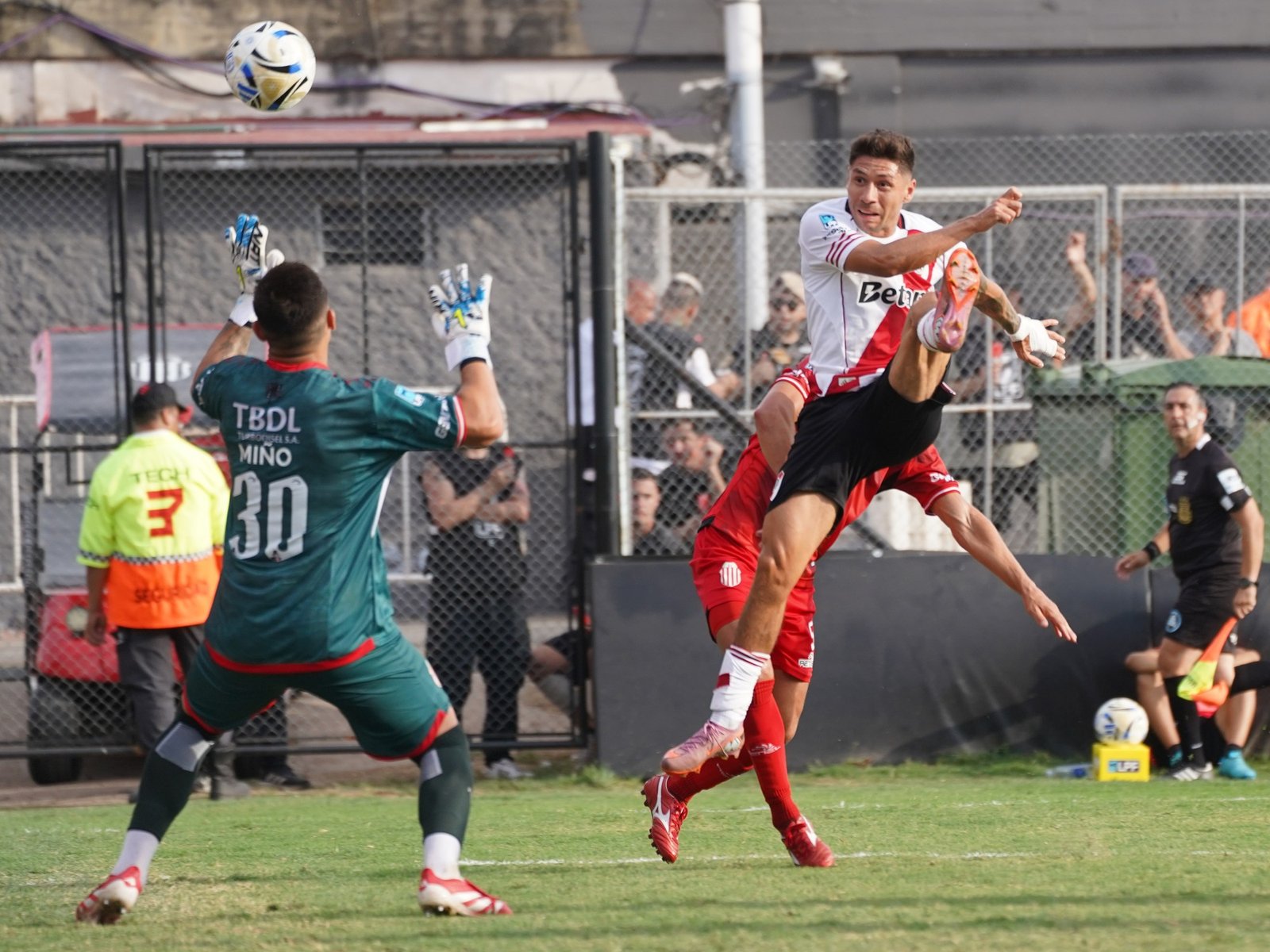 River le ganó bien a Barracas Central gracias a la cabeza de Montiel y a un gran debut de Aníbal Moreno para arrancar el torneo con una sonrisa