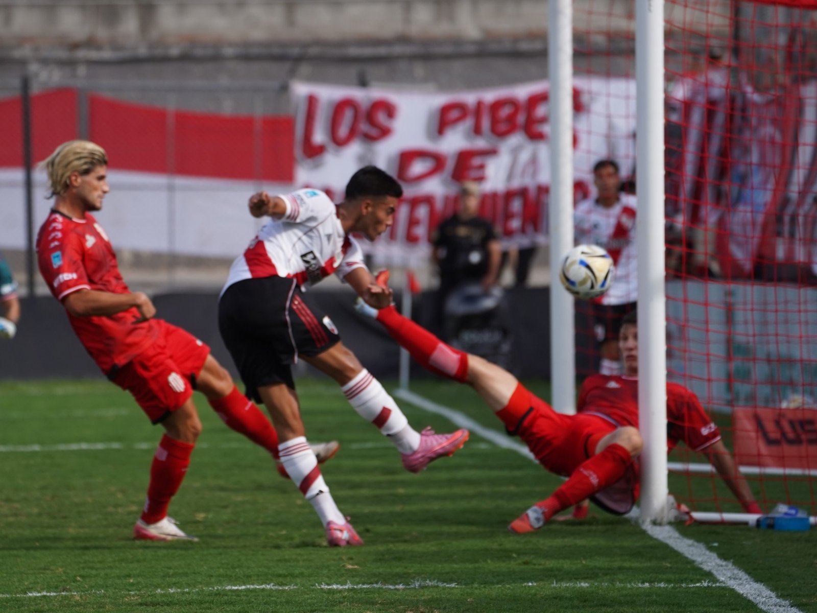 River pidió mano y penal de Campi en el área de Barracas Central, que ya tuvo su primera polémica arbitral en el arranque del año