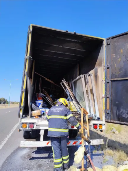 Se prendió fuego acoplado de camión en acceso a Trelew y los ocupantes del vehículo sufrieron intoxicación con humo
