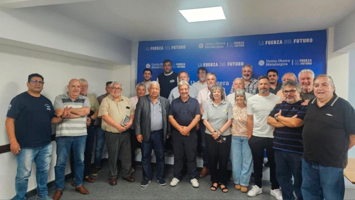 Se reunieron más de 25 gremios y se declararon en estado de alerta y unidad para enfrentar la reforma laboral de Milei