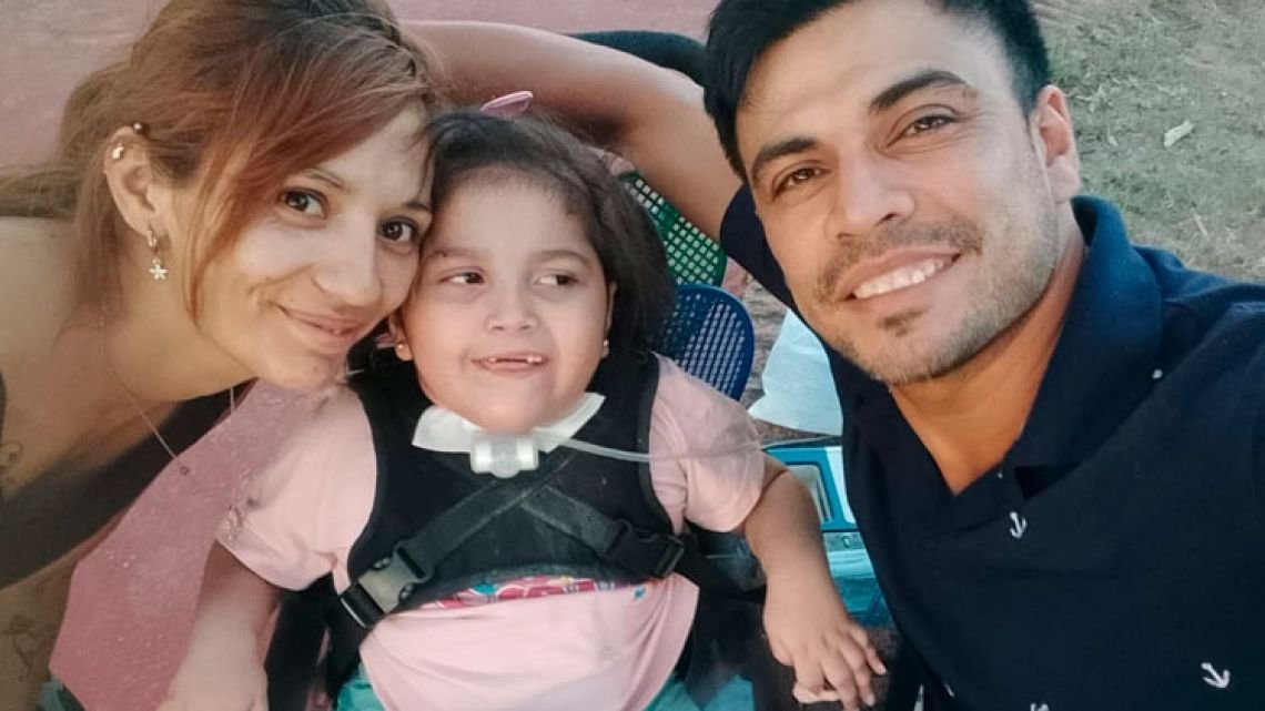 “Si no consigo trabajo, mi hija electrodependiente se muere”: la desesperación de un padre sin empleo ni obra social