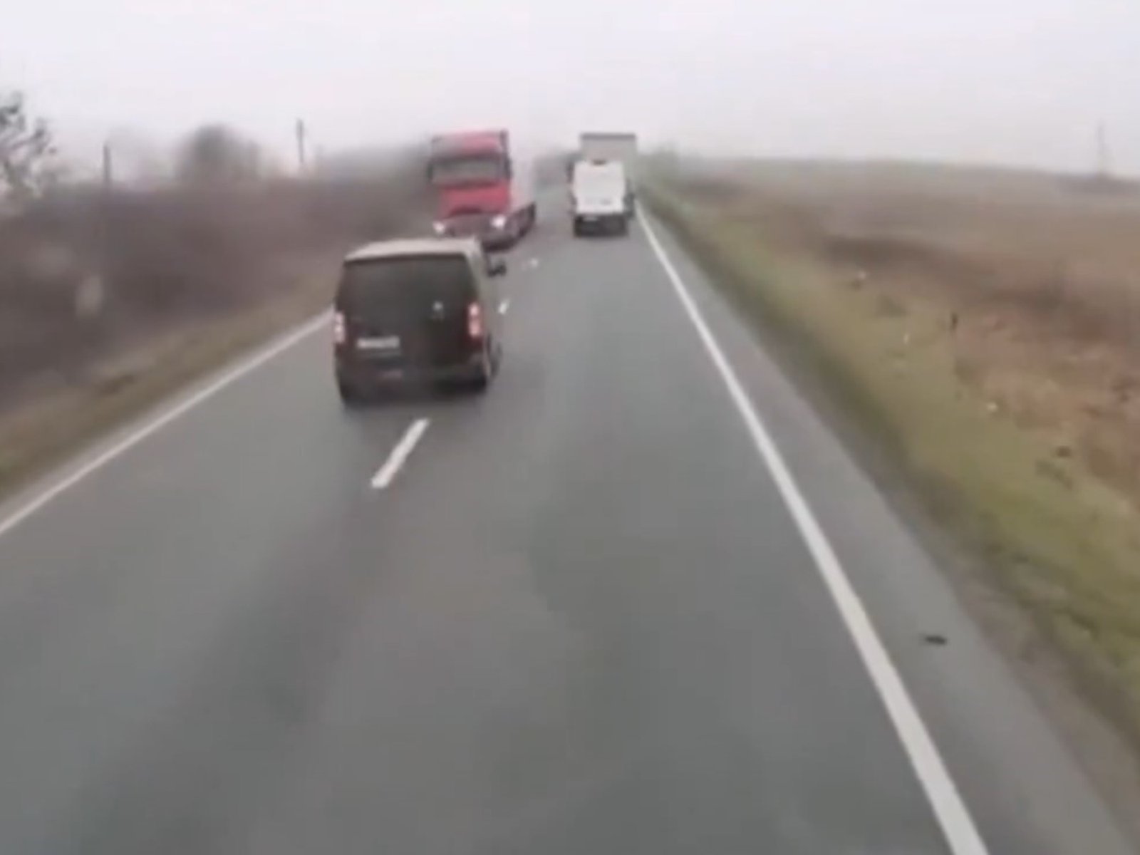 Siete hinchas del PAOK griego mueren en un violento accidente camino a un partido contra Lyon y quedó registrado en un video