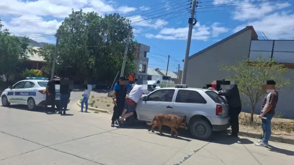 Tenía arresto domiciliario y lo sorprendieron con un envoltorio de marihuana en la calle