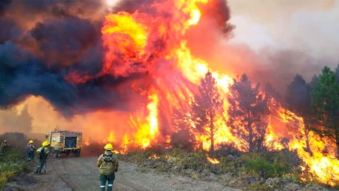 Terror en Cholila por los incendios, las llamas alcanzaron 60 metros de altura y rodearon la ciudad