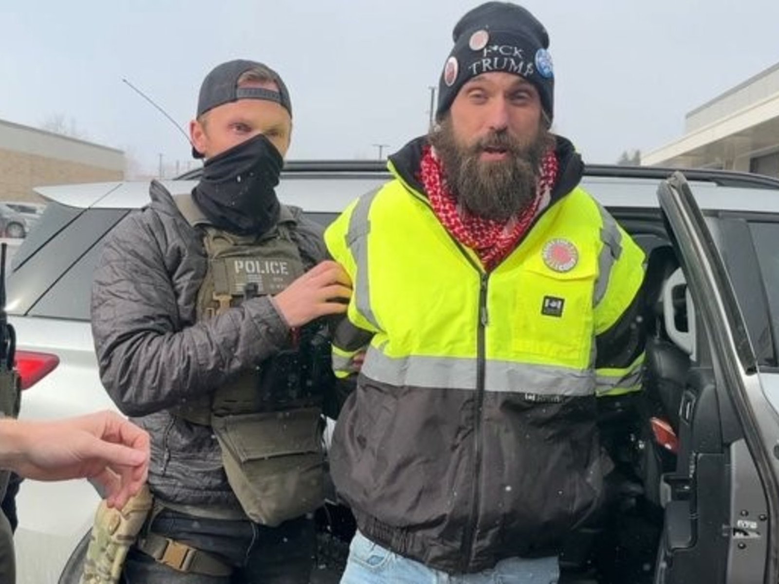 Tomó una iglesia en Minnesota y desafió a Pamela Bondi a que lo arreste: le contestaron "ok" y se lo llevaron preso