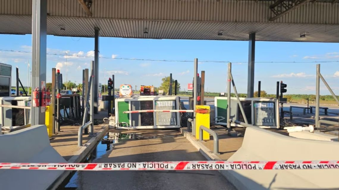 Tormenta trágica en un peaje en Córdoba: el viento derribó cabinas que mataron a un trabajador