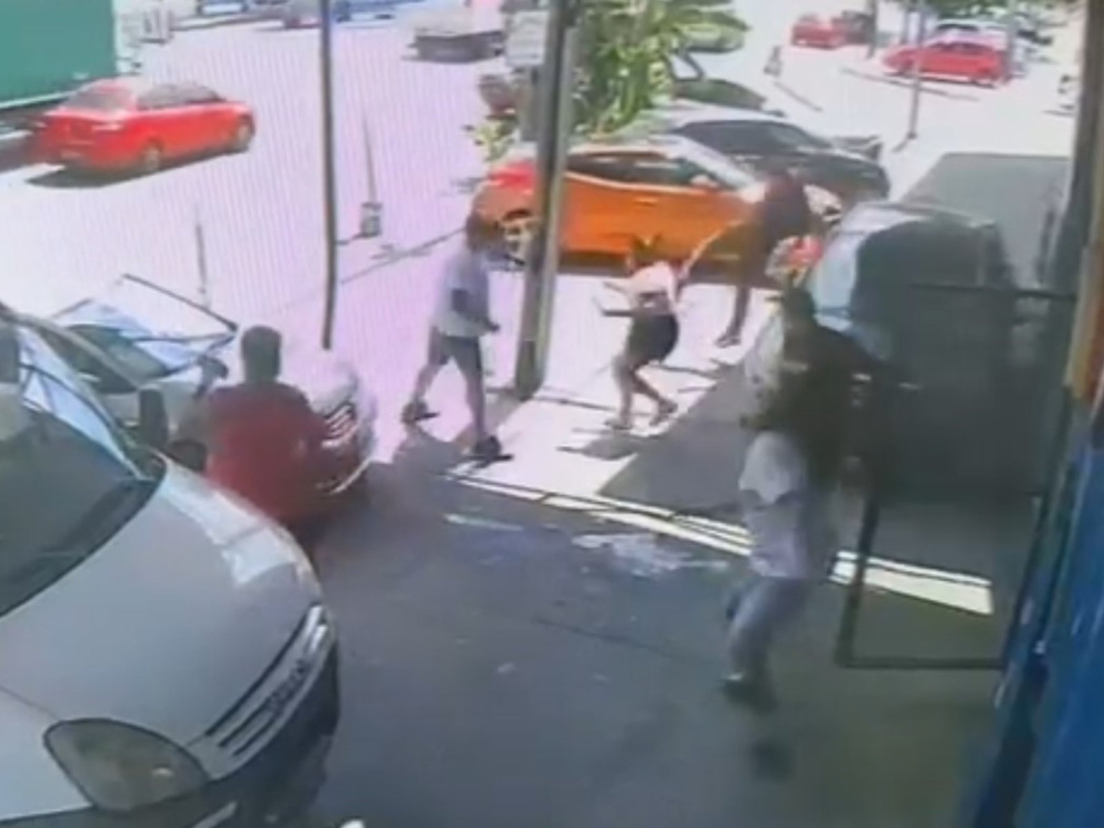 Tras una violenta discusión, regresó con su auto y atropelló a su papá y a otras dos personas