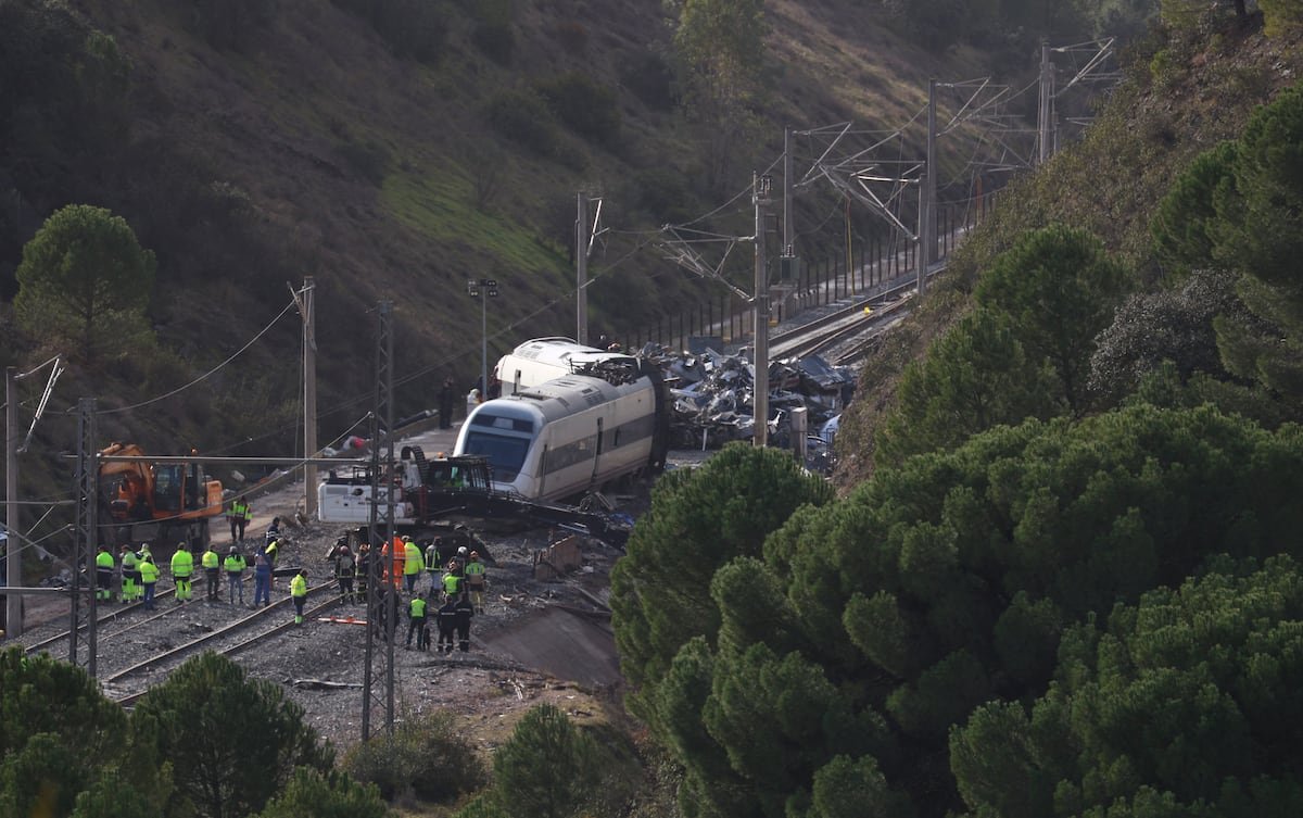 Última hora del accidente de tren en Córdoba, y del choque de Rodalies en Barcelona | Seis heridos leves al chocar un tren de vía estrecha contra un camión grúa en Cartagena | España