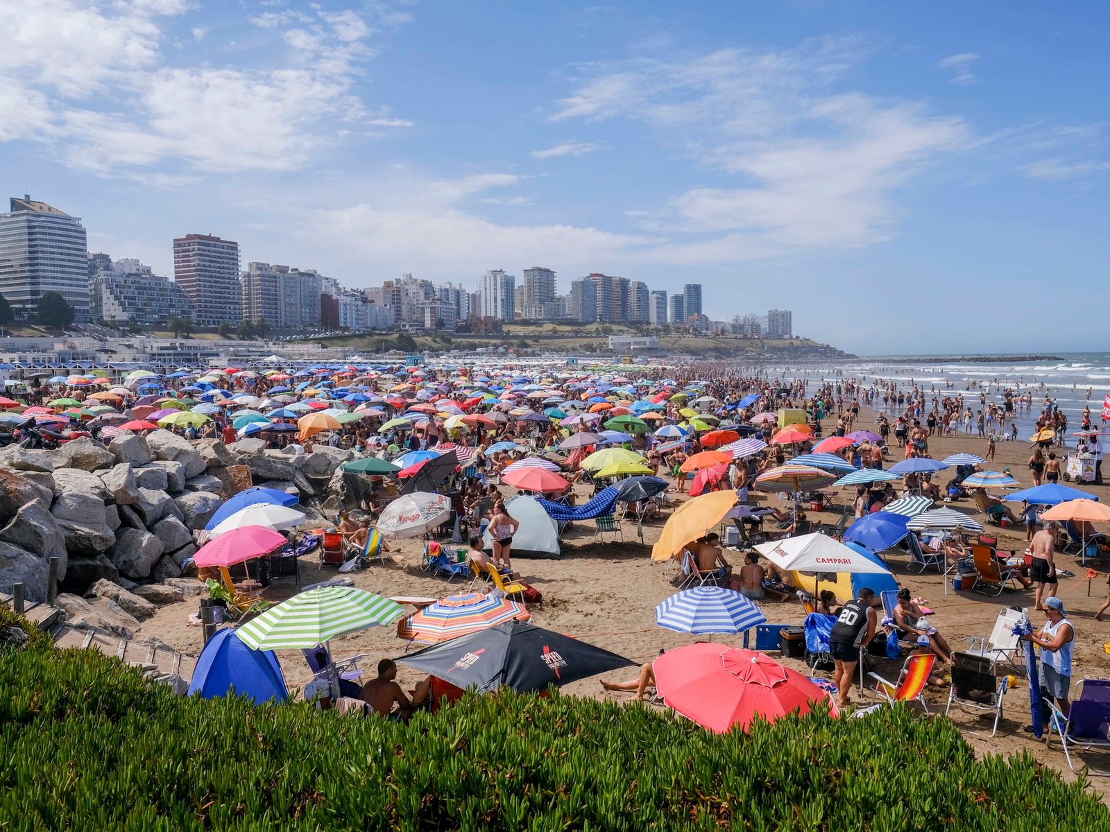 Último domingo de enero espectacular en Mar del Plata: calor y playas repletas