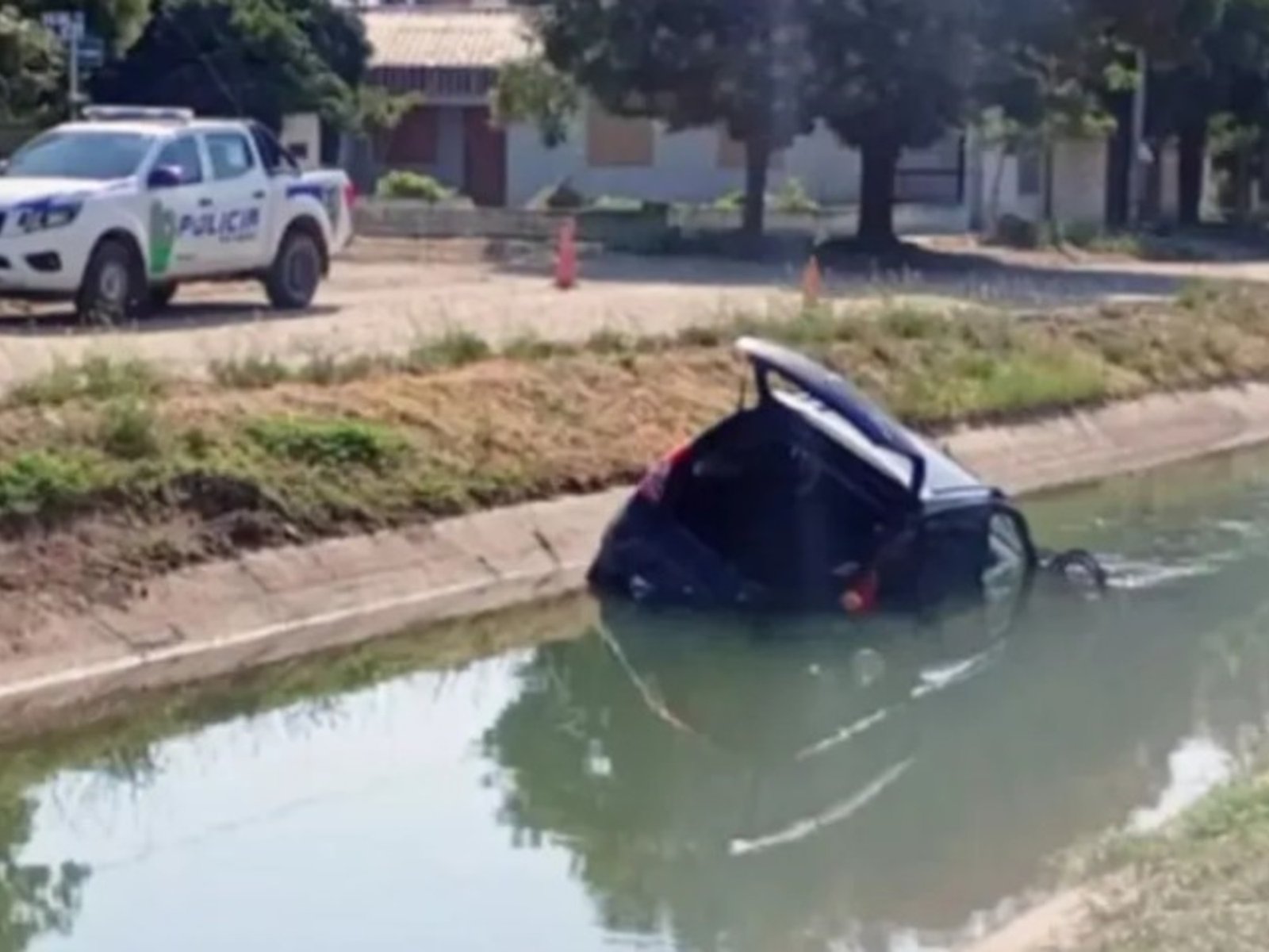 Un bebé murió al quedar atrapado en un auto que cayó a un canal de riego en Río Negro