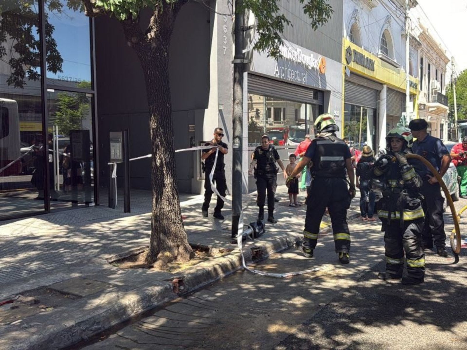 Un colectivo de la línea 168 perdió el control en Palermo y chocó contra cuatro autos estacionados
