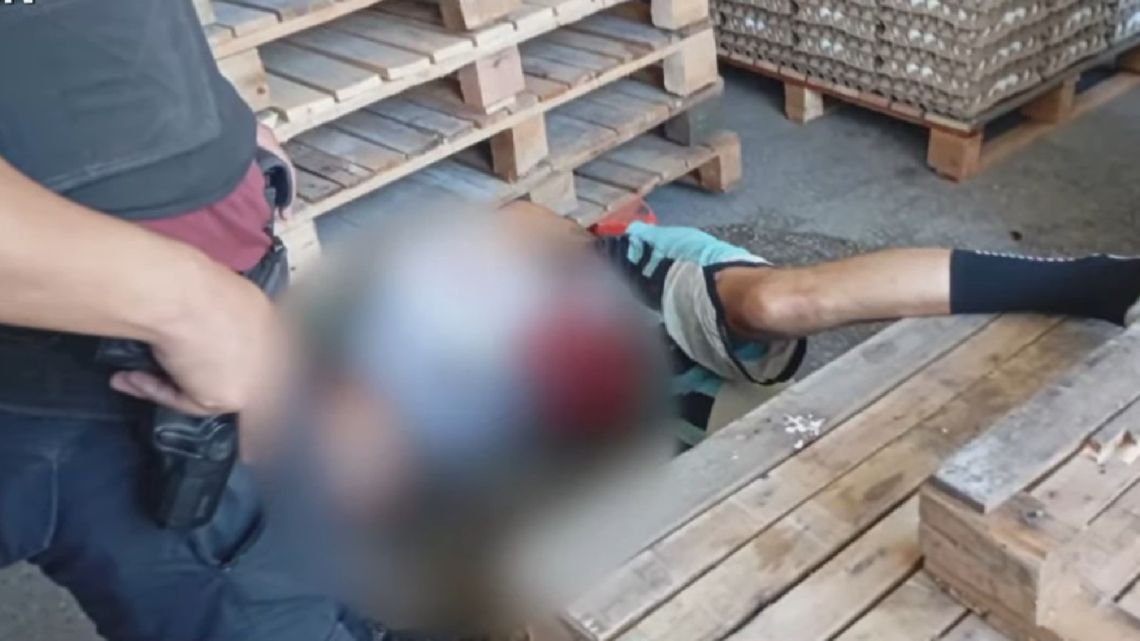 Un ladrón murió tras ser baleado por un expolicía cuando entró a robar a un depósito de huevos